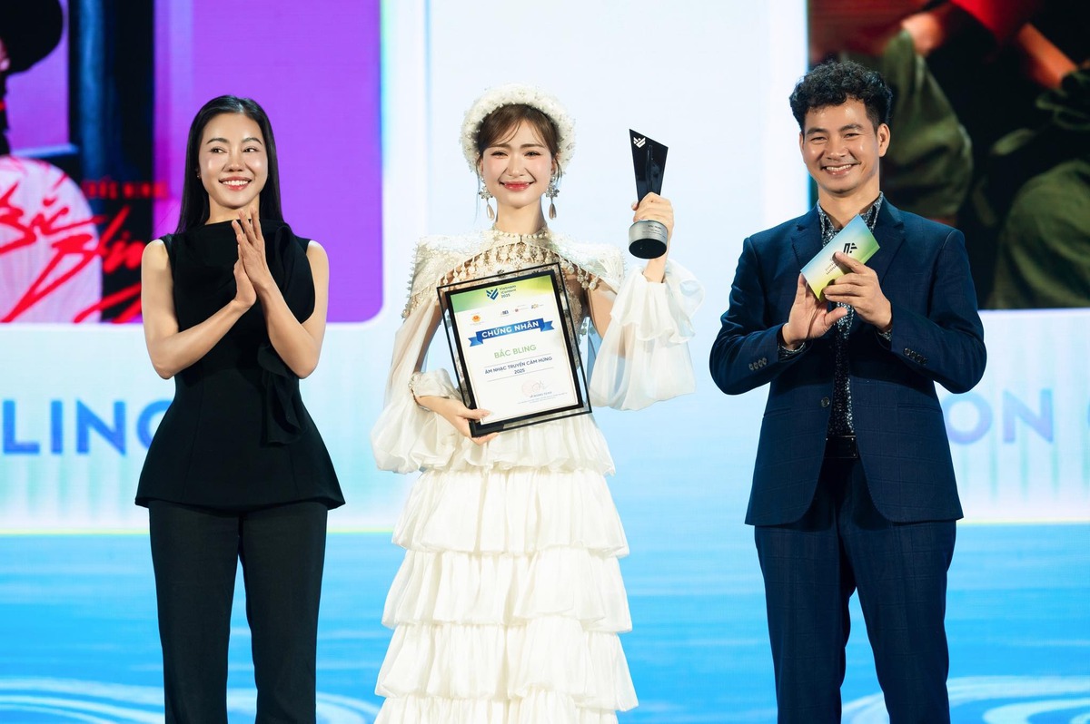 Hòa Minzy nhận 2 giải thưởng lớn tại Vietnam iContent Awards 2025
