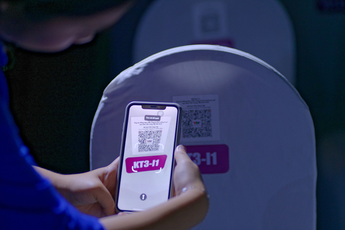 Khánh giả tại chương trình cũng có thể đóng góp bằng cách quét mã QR ban tổ chức dán sau ghế Khánh giả tại chương trình cũng có thể đóng góp bằng cách quét mã QR ban tổ chức dán sau ghế