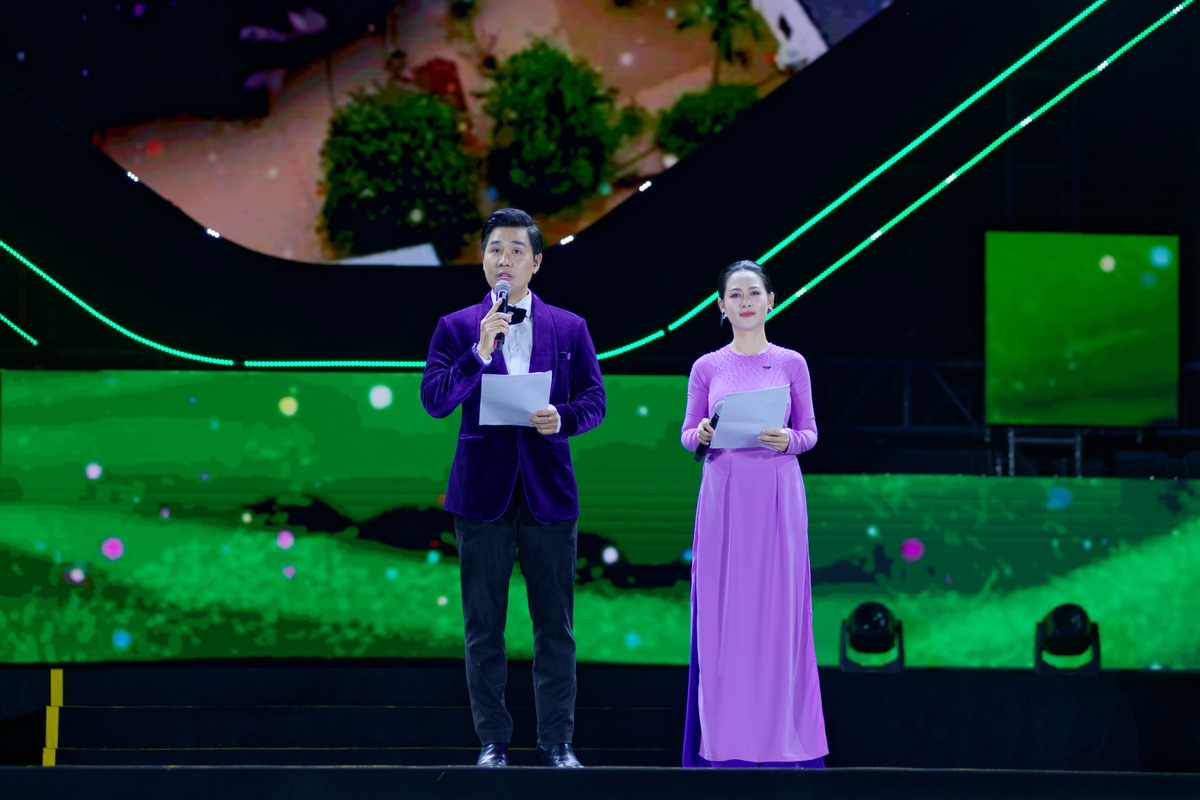 Mc Nguyễn Khang và Thúy Hằng liên tục tục cập nhật số tiền đóng góp mang lại nhiều hứng khởi cho người tham dự Mc Nguyễn Khang và Thúy Hằng liên tục tục cập nhật số tiền đóng góp mang lại nhiều hứng khởi cho người tham dự