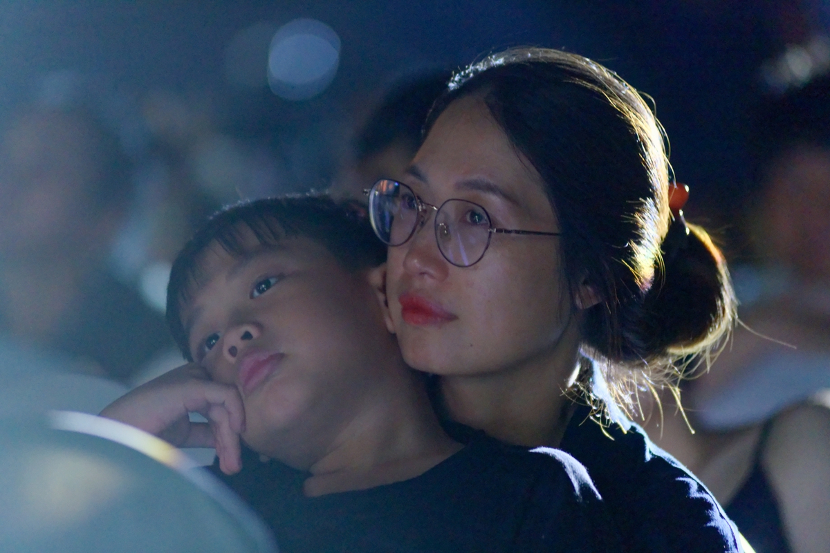 Nhiều khán giả xúc động khi xem lại những hình ảnh trong bão lũ vừa qua Nhiều khán giả xúc động khi xem lại những hình ảnh trong bão lũ vừa qua