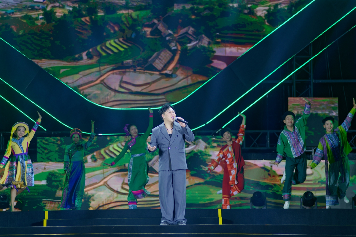 Ca sĩ Trung Quân Idol trẻ trung cùng vũ đoàn Ca sĩ Trung Quân Idol trẻ trung cùng vũ đoàn