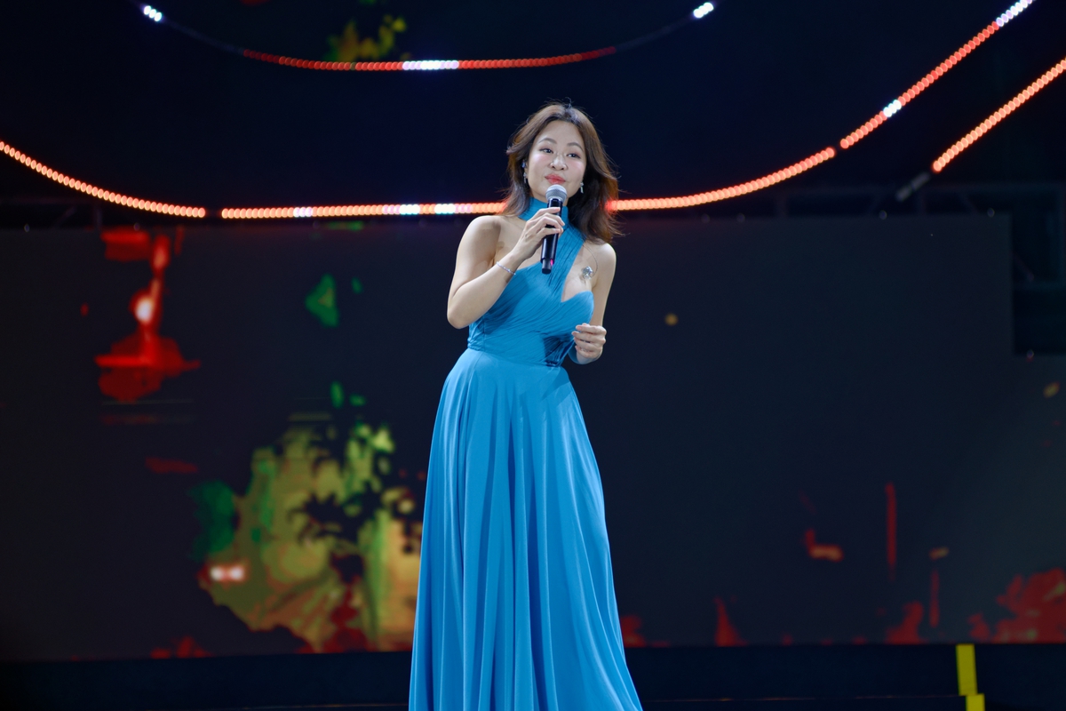 Uyên Linh với ca khúc "Giữa đại lộ Đông Tây" Uyên Linh với ca khúc "Giữa đại lộ Đông Tây"