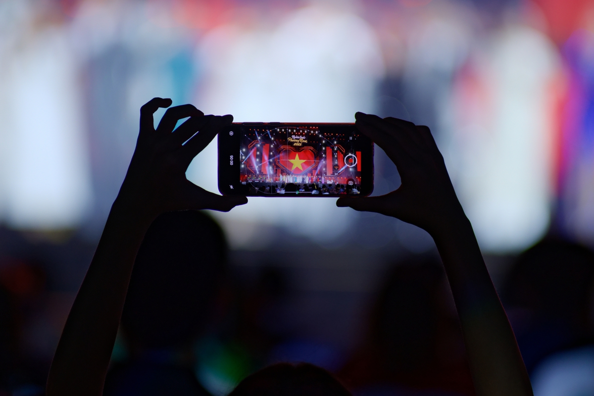 Chương trình đã lan tỏa ý nghĩa nghĩa thiêng liêng của 2 chữ "đồng bào", là kết tinh sâu sắc của những con người đã gắn chặt số phận vào nhau trong một không gian mang tên: Tổ Quốc Chương trình đã lan tỏa ý nghĩa nghĩa thiêng liêng của 2 chữ "đồng bào", là kết tinh sâu sắc của những con người đã gắn chặt số phận vào nhau trong một không gian mang tên: Tổ Quốc