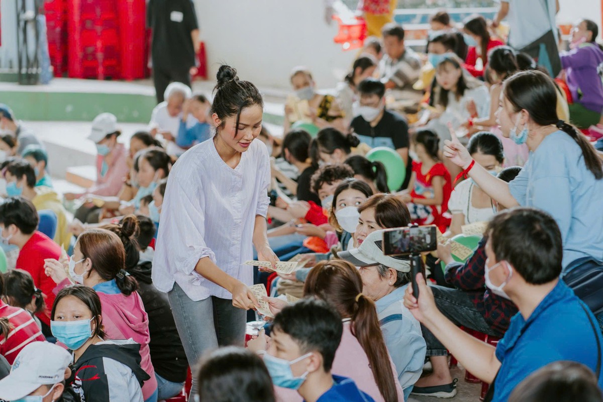 H'Hen Niê trưởng thành hơn sau gần 1 thập kỷ đồng hành cùng cộng đồng sống chung với HIV/AIDS- Ảnh 1.