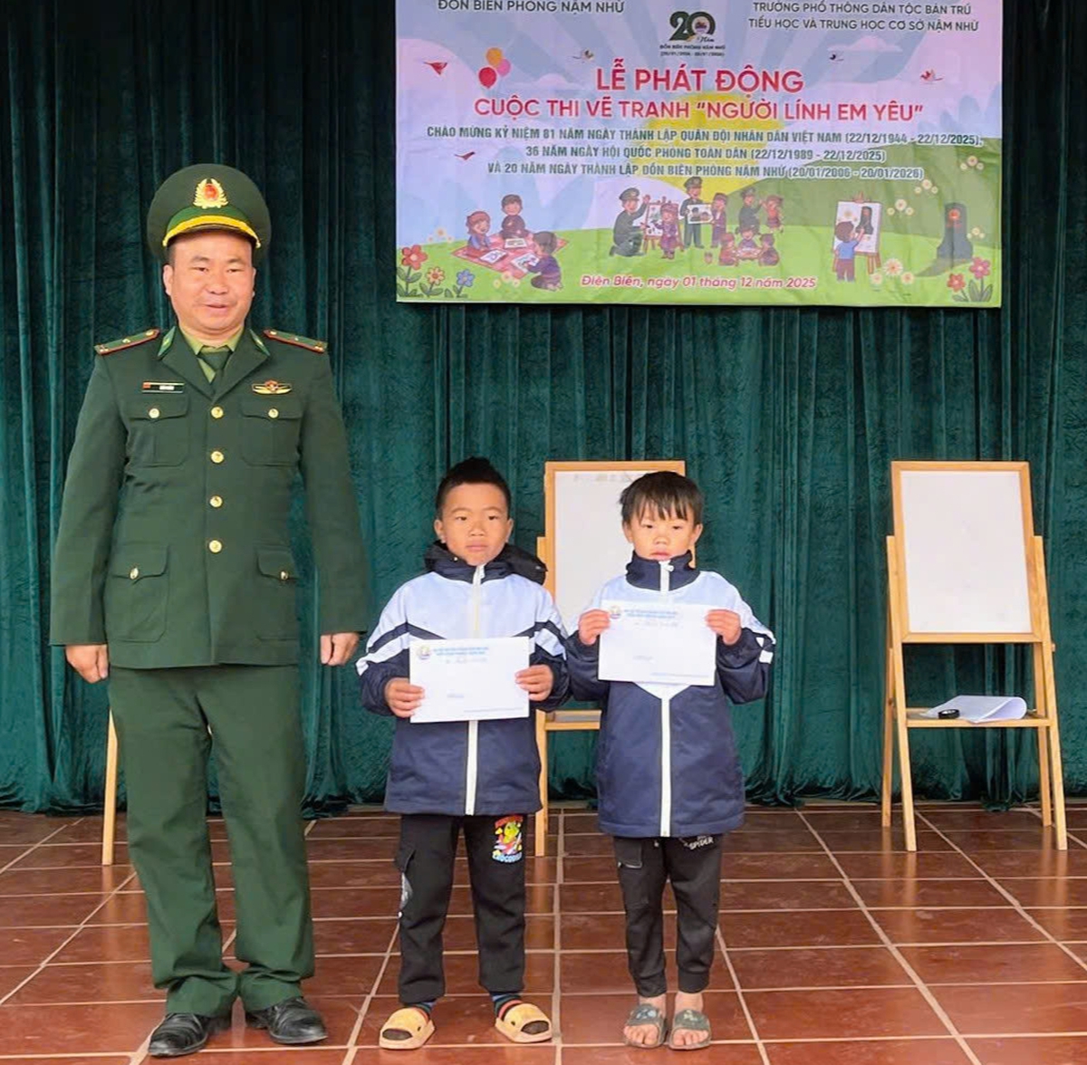 Thi vẽ tranh "Người lính em yêu" tại xã biên giới Nà Hỳ- Ảnh 2.