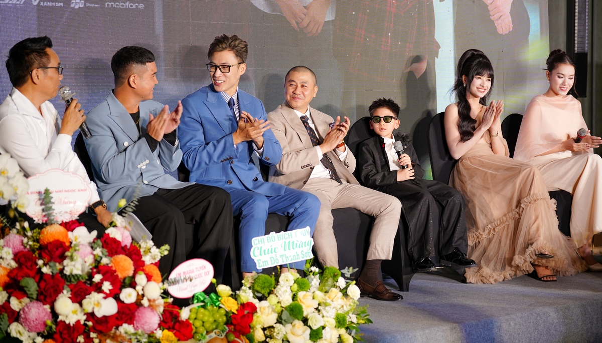 Đạo diễn Đỗ Thanh Sơn (thứ 4 từ trái qua) cùng ê kíp "Bẻ lái cuộc đời" trong buổi ra mắt phim