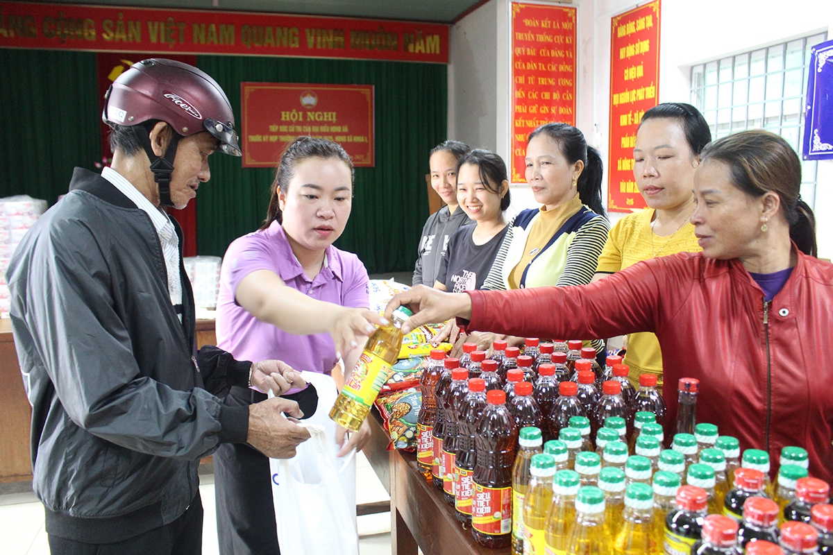 Đắk Lắk: Chuỗi "Phiên chợ 0 đồng" hỗ trợ người dân bị ảnh hưởng bởi mưa lũ- Ảnh 2.