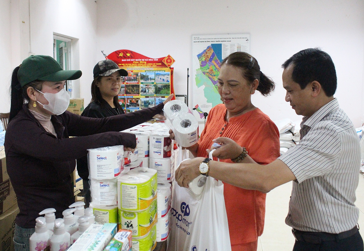 Đắk Lắk: Chuỗi "Phiên chợ 0 đồng" hỗ trợ người dân bị ảnh hưởng bởi mưa lũ- Ảnh 3.