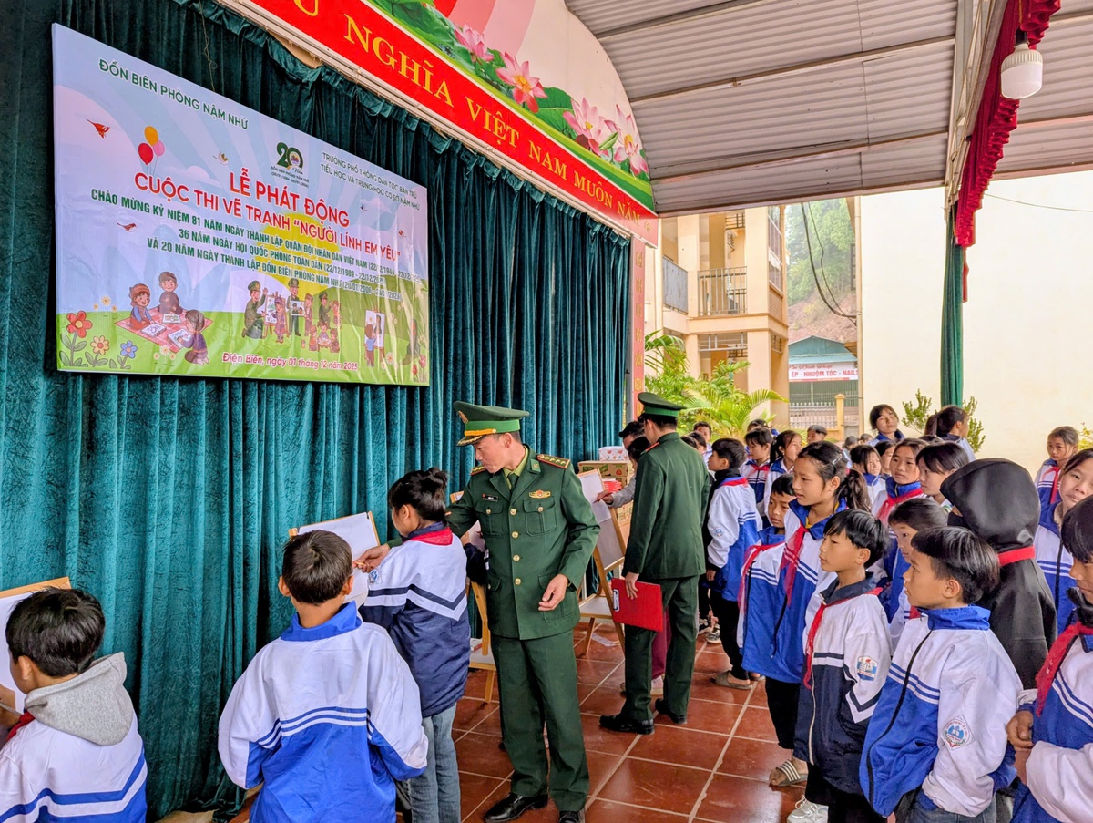 Thi vẽ tranh "Người lính em yêu" tại xã biên giới Nà Hỳ- Ảnh 1.