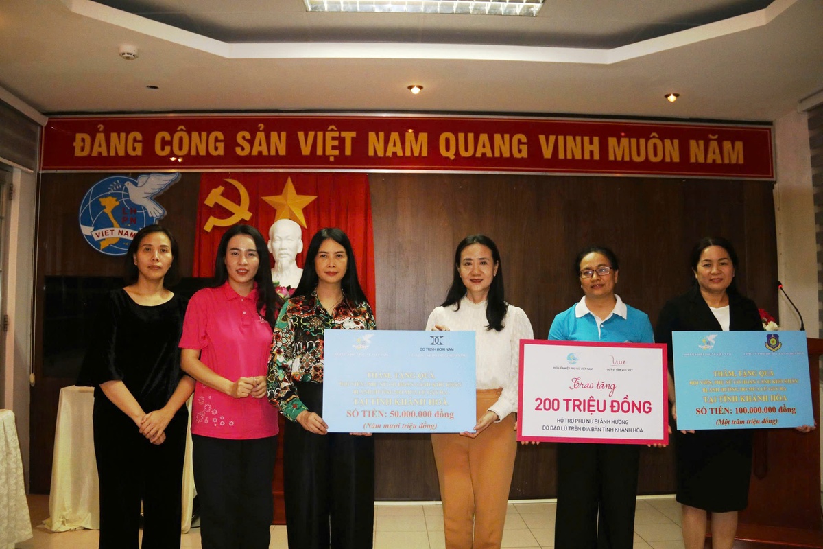 Phó Chủ tịch Thường trực Trần Lan Phương thăm, trao quà hội viên, phụ nữ và trẻ em vùng lũ Khánh Hòa- Ảnh 2.