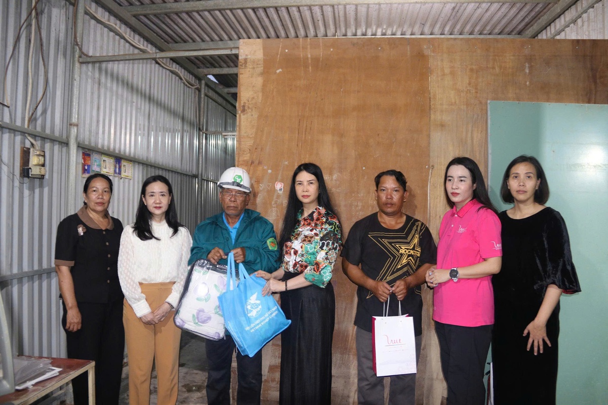 Phó Chủ tịch Thường trực Trần Lan Phương thăm, trao quà hội viên, phụ nữ và trẻ em vùng lũ Khánh Hòa- Ảnh 1.