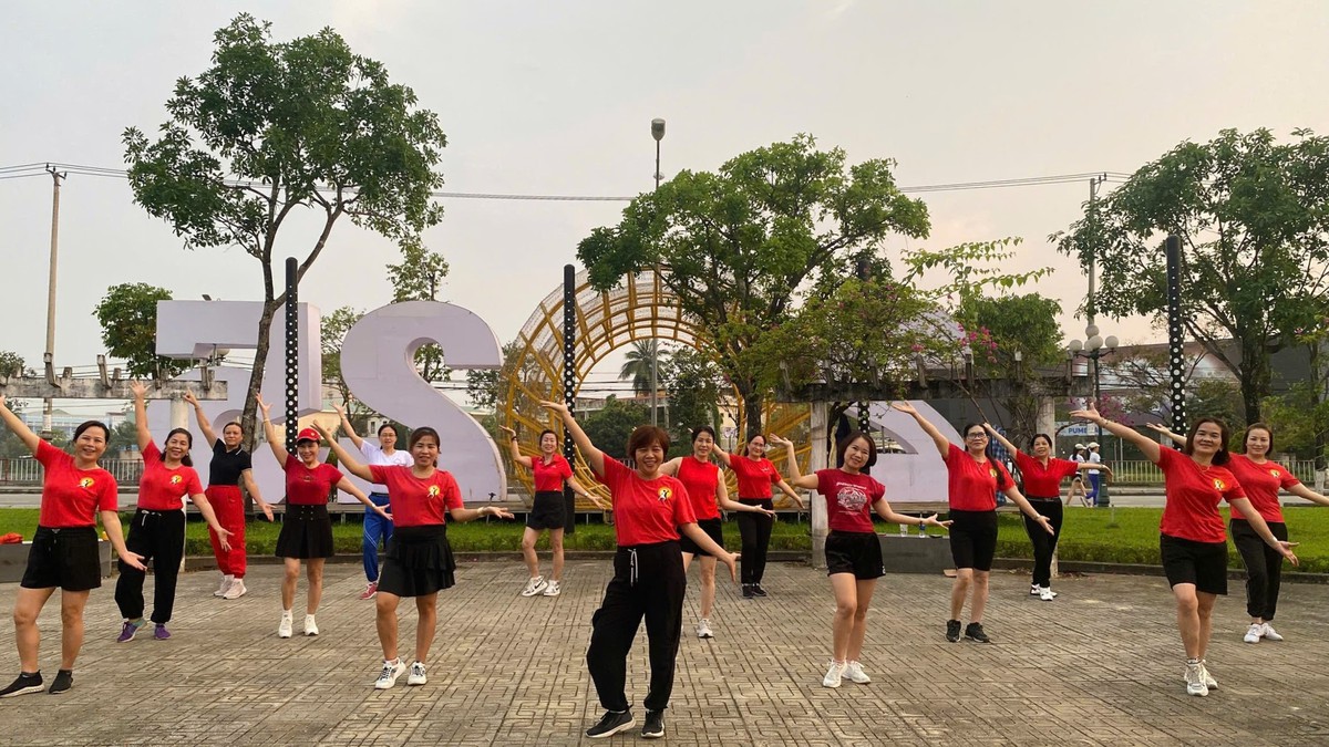 Phụ nữ U70 thay đổi tư duy để trẻ hơn trong thời đại số- Ảnh 1.