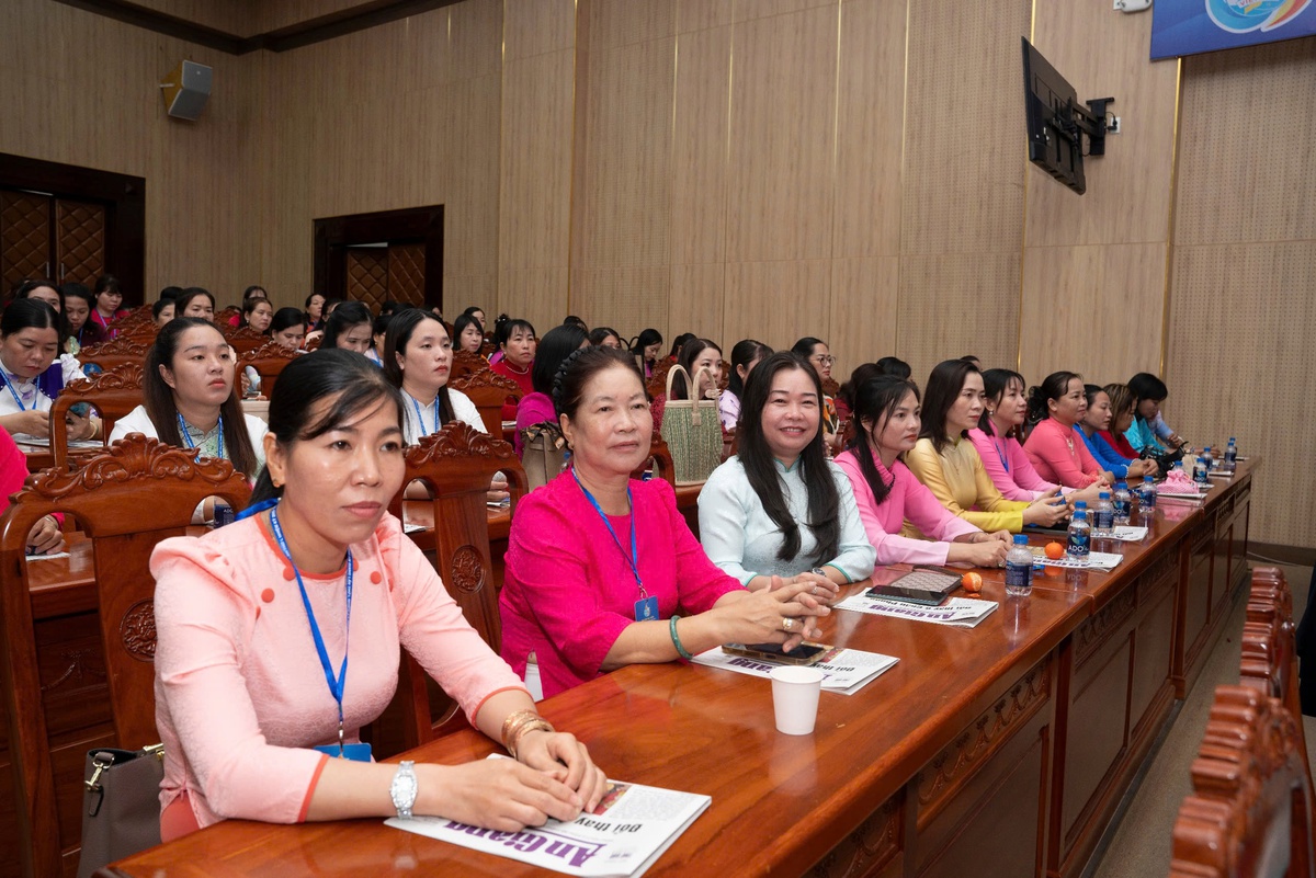 300 đại biểu dự Đại hội đại biểu Phụ nữ tỉnh An Giang lần thứ I, nhiệm kỳ 2025-2030- Ảnh 2.