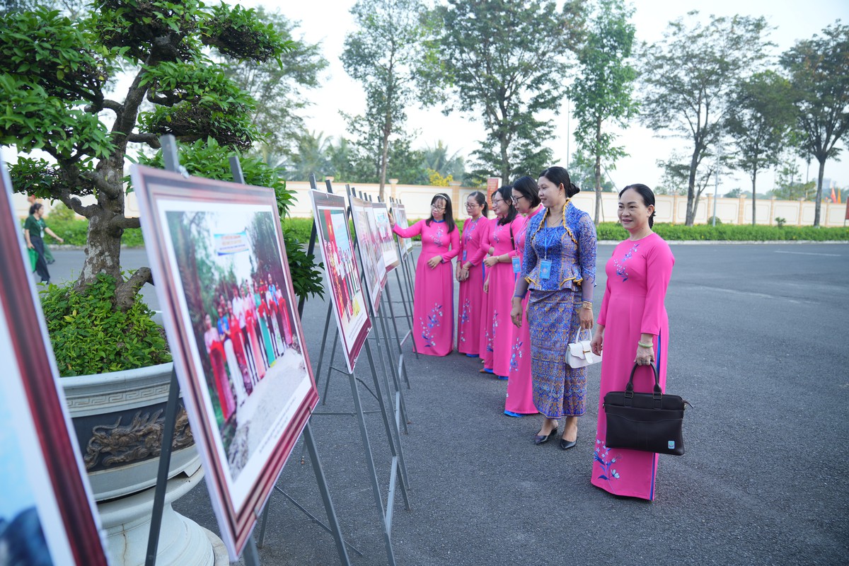 Đại biểu xem những hình ảnh về công tác phụ nữ tại TP Cần Thơ được triển lãm tại đại hội