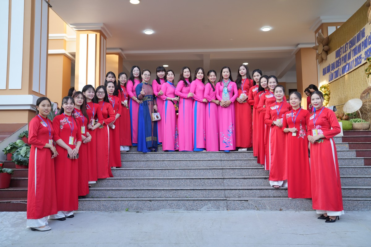 Các đại  biểu của Hội LHPN phường Bình An (áo hồng) và đội ngũ lễ tân trước giờ khai mạc