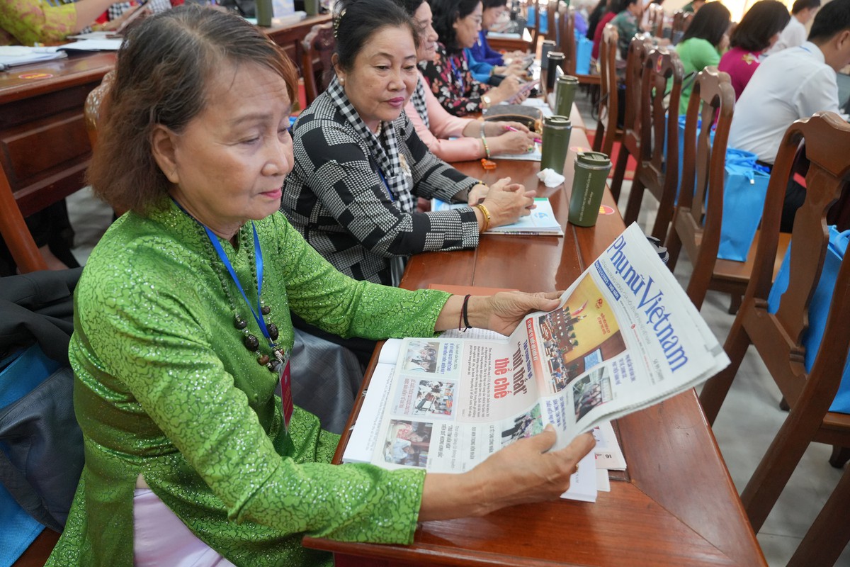 Đại biểu đọc báo Phụ nữ Việt Nam trước giờ khai mạc đại hội