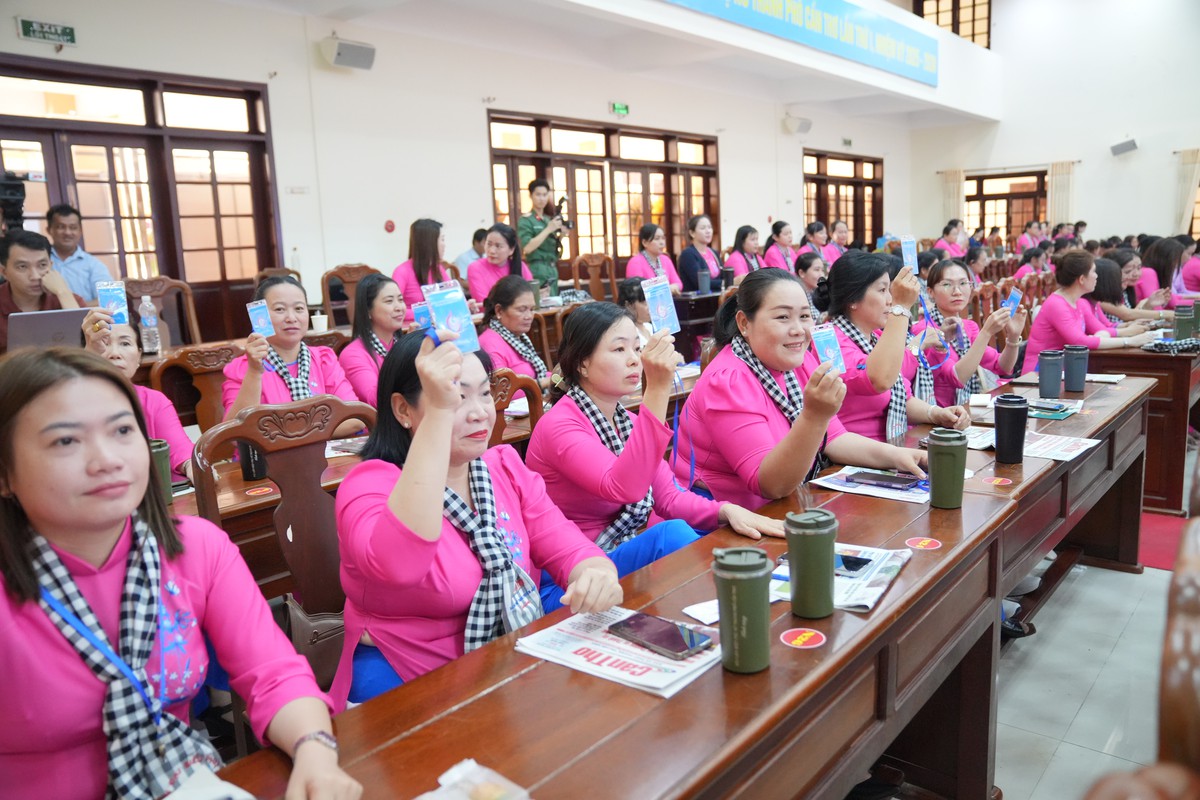 Biểu quyết thông qua nghị quyết đại hội