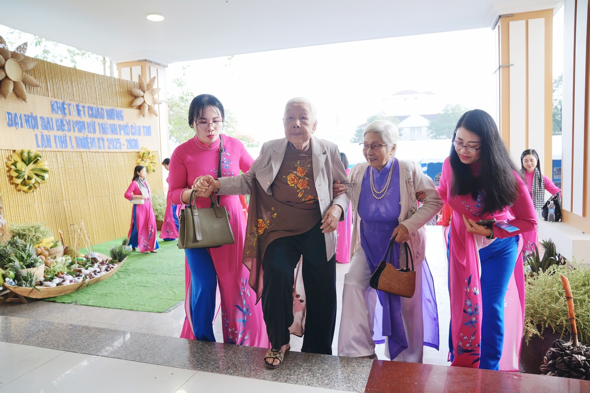 Những hình ảnh đẹp tại Đại hội đại biểu Phụ nữ TP Cần Thơ lần thứ I, nhiệm kỳ 2025-2030- Ảnh 8.