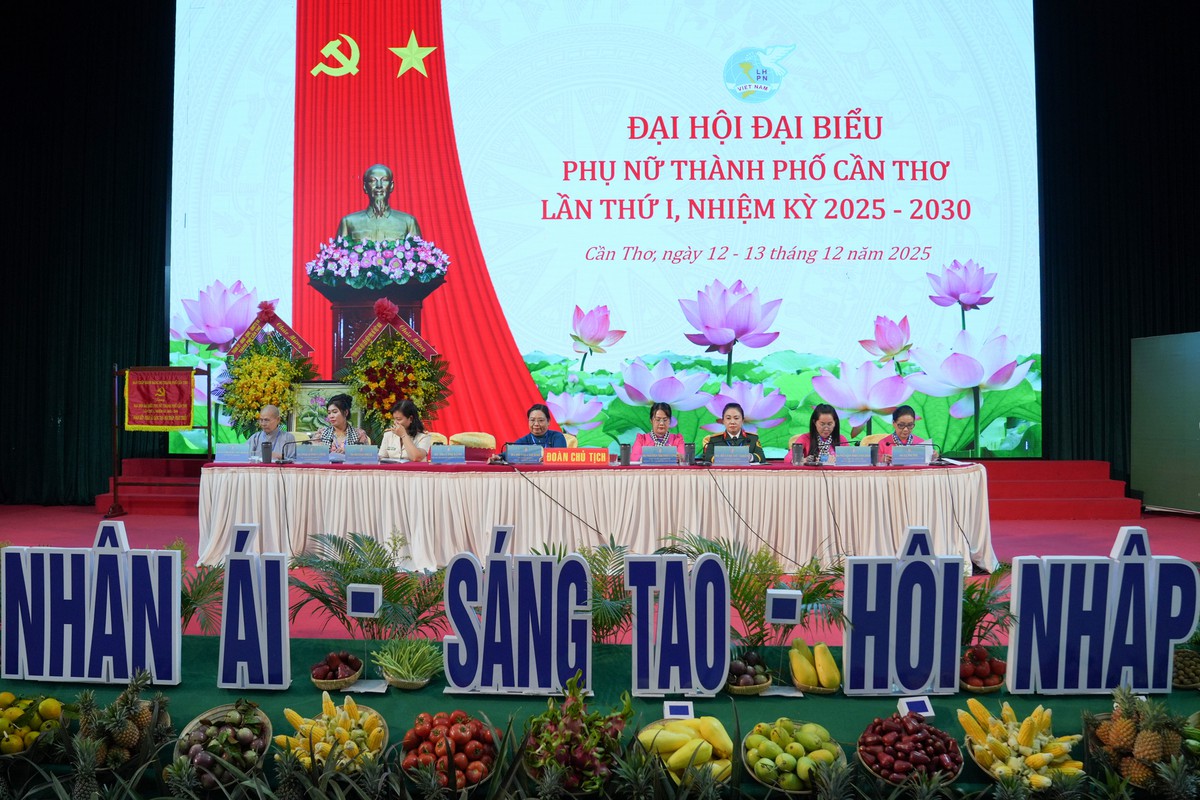 Các thành viên Đoàn chủ tịch tại đại hội