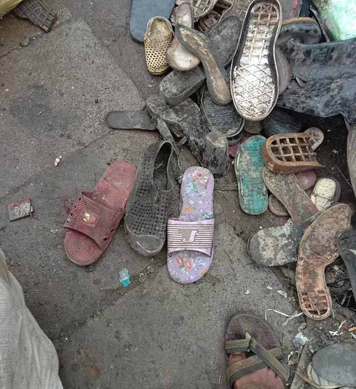 Nữ sinh 16 tuổi biến rác thải cao su độc hại thành thảm ấm cứu trợ cộng đồng- Ảnh 1. Nữ sinh 16 tuổi biến rác thải cao su độc hại thành thảm ấm cứu trợ cộng đồng- Ảnh 1.