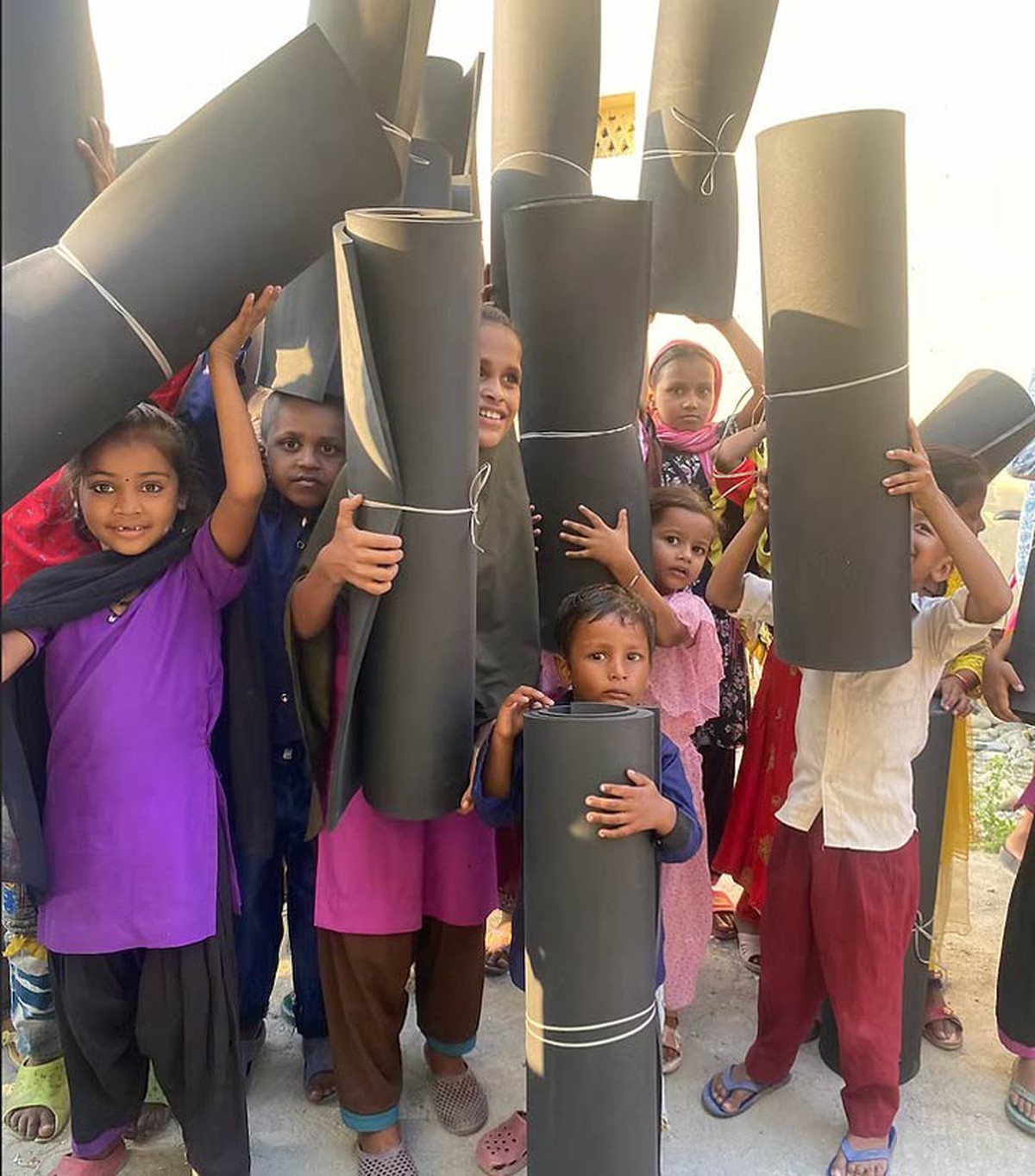 Nữ sinh 16 tuổi biến rác thải cao su độc hại thành thảm ấm cứu trợ cộng đồng- Ảnh 4. Nữ sinh 16 tuổi biến rác thải cao su độc hại thành thảm ấm cứu trợ cộng đồng- Ảnh 4.