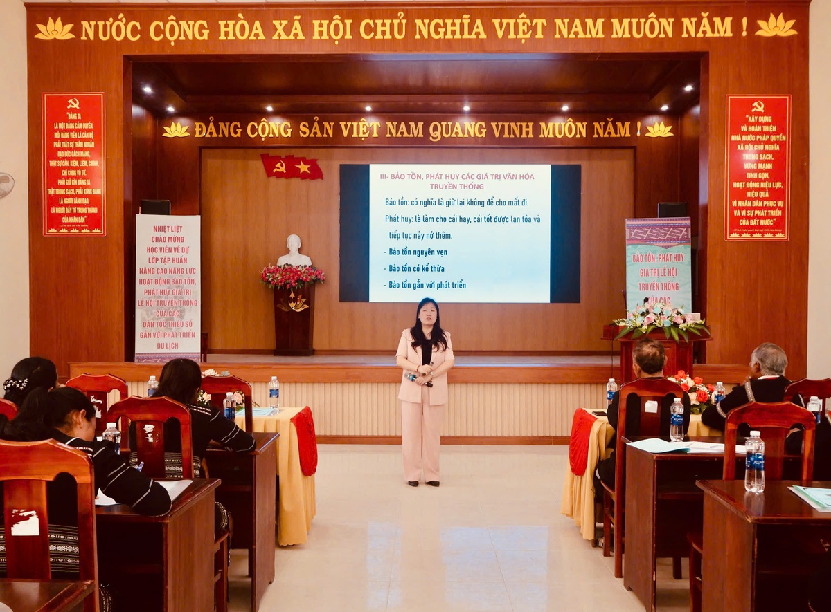 PGS.TS. Nguyễn Thị Song Hà (Viện Hàn lâm Khoa học xã hội Việt Nam) trao đổi cùng đồng bào tại lớp tập huấn. Ảnh: Hồ Lam