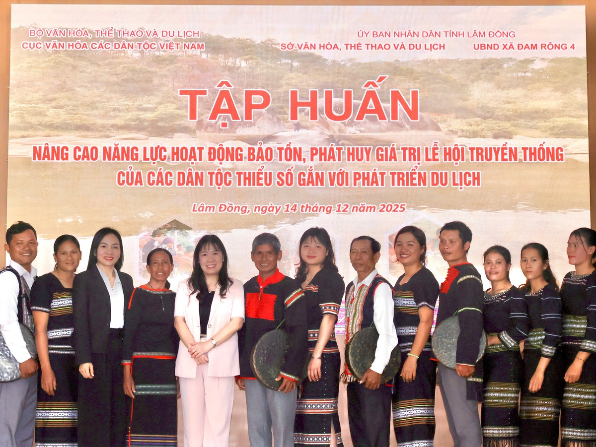 Đồng bào M'nông tại xã Đam Rông 4 chụp ảnh lưu niệm cùng