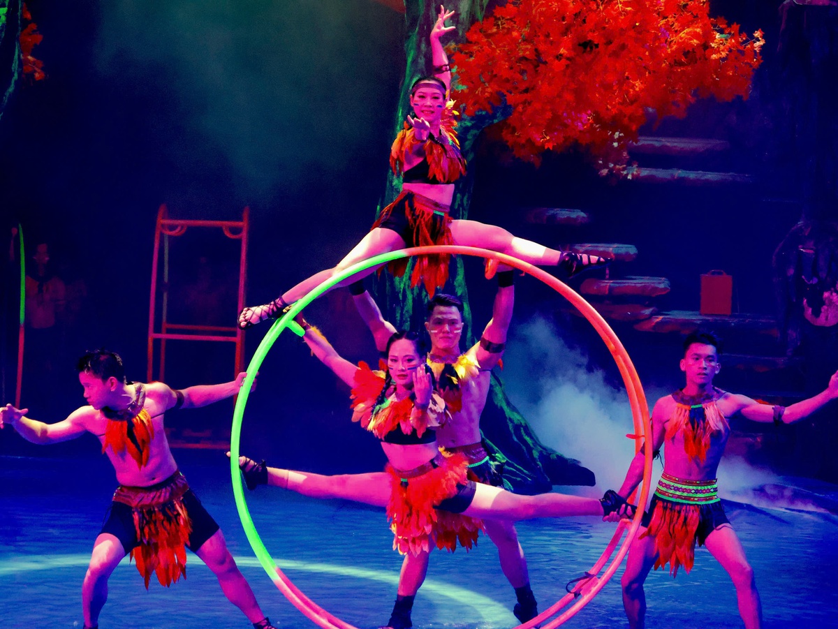 Các diễn viên phối hợp cùng nhau trên các đạo cụ để tạo ra những chuyển động đẹp mắt. Ảnh: Hồ Lam