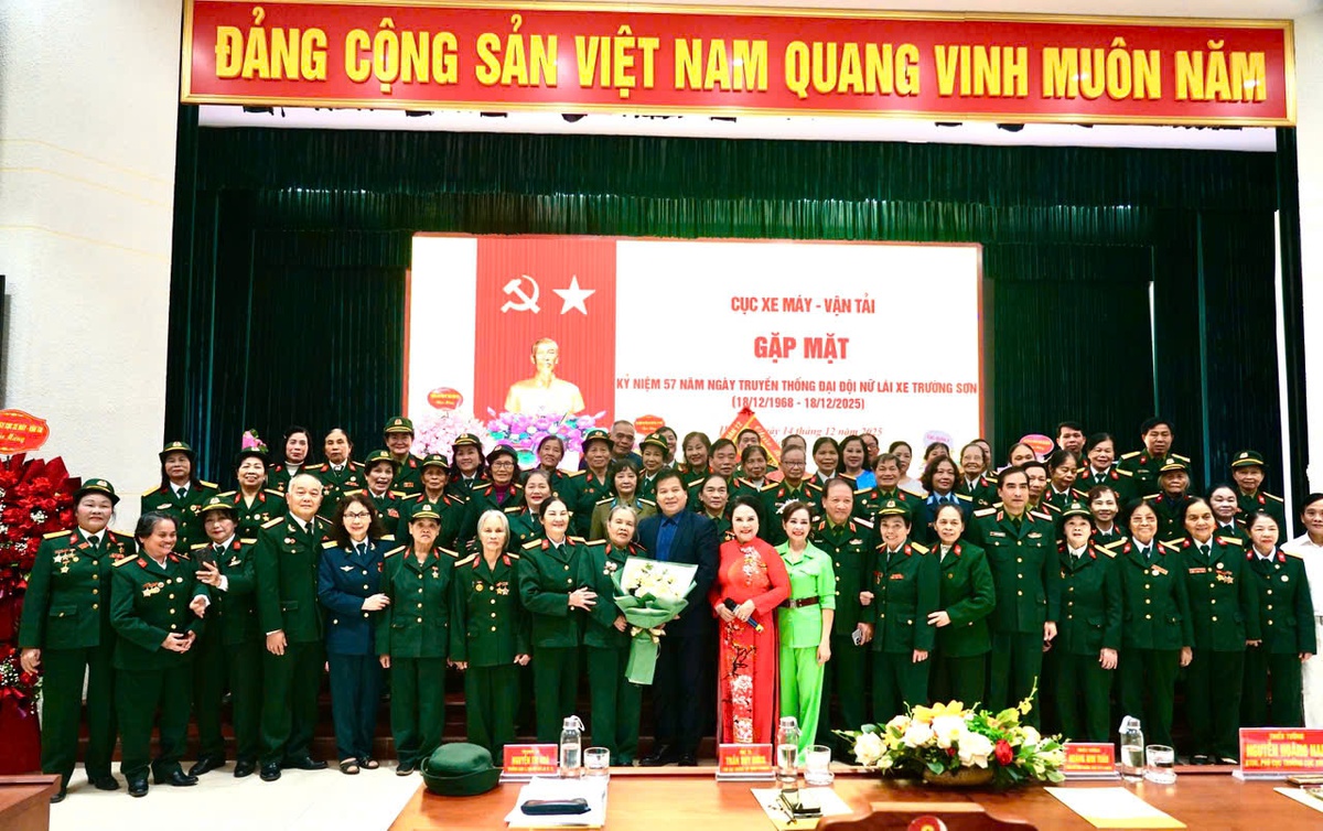 Âm vang những nữ chiến sĩ lái xe Trường Sơn vai mang súng, tay lái vững vàng vượt qua làn đạn bom rơi- Ảnh 4.