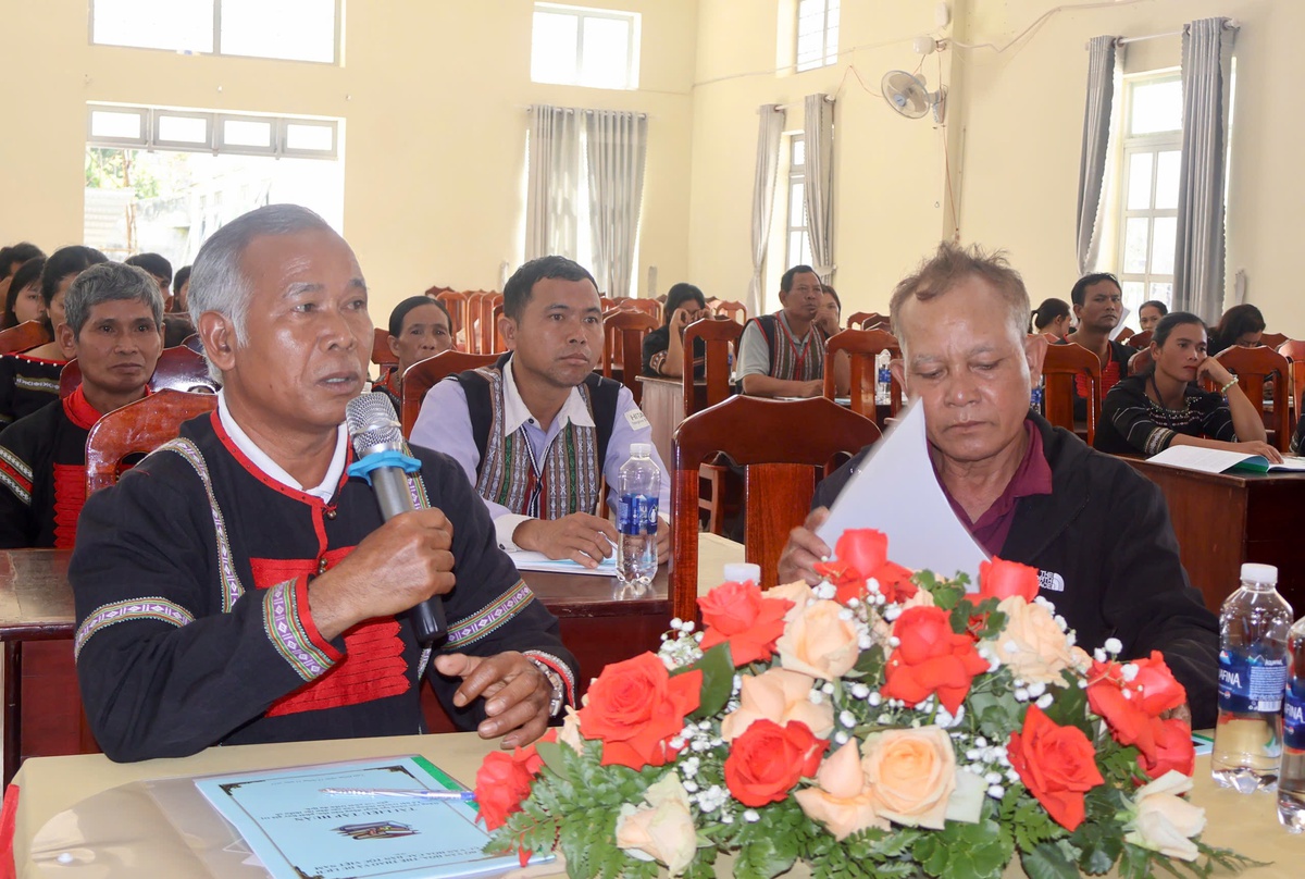 Nghệ nhân M'nông N'Du Ha Biêng, thành viên CLB Cồng chiêng (trái) tại buổi tập huấn nâng cao năng lực hoạt động bảo tồn, phát huy giá trị lễ hội truyền thống của các dân tộc thiểu số gắn với phát triển du lịch. Ảnh: Hồ Lam