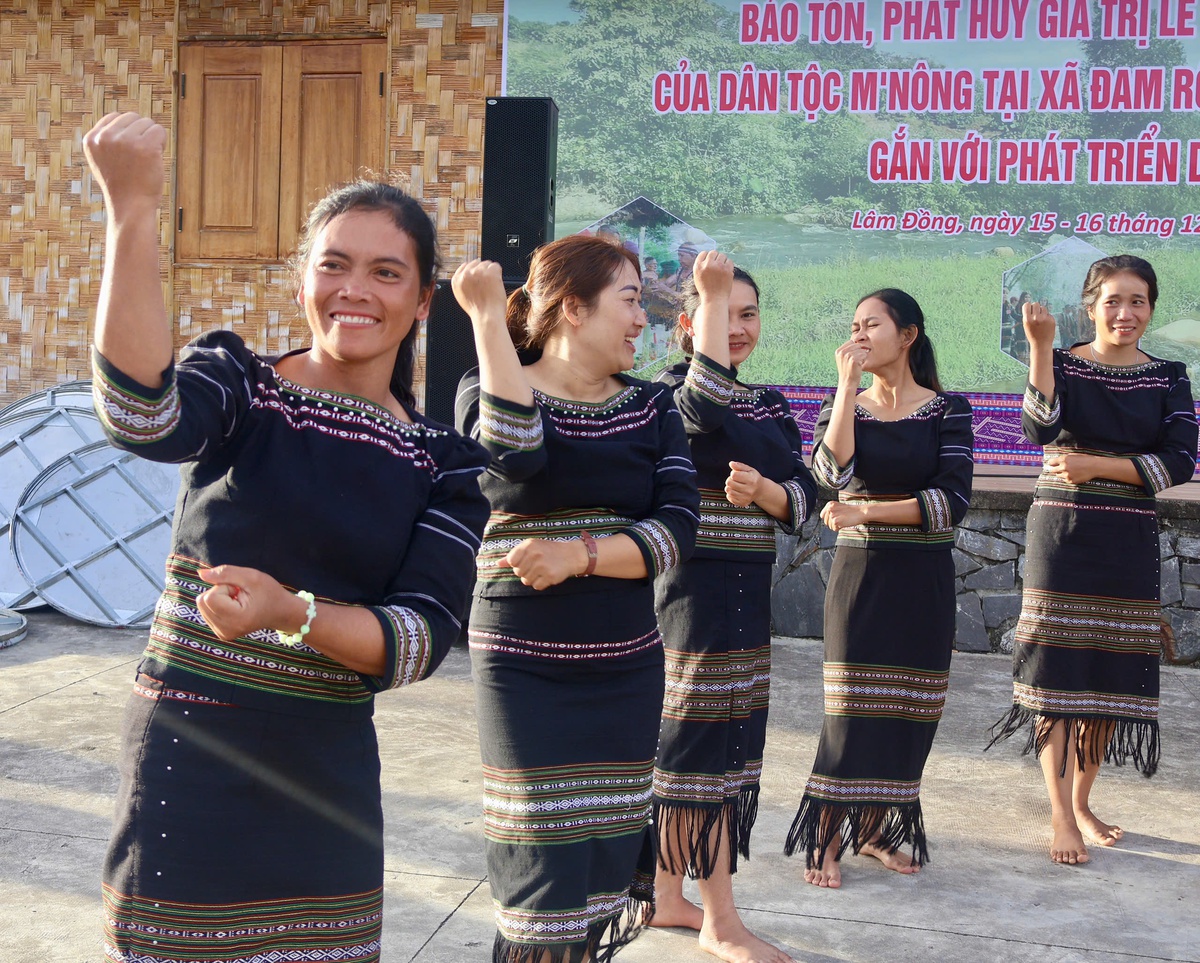 Chị Kră Jan K Luynh dạy múa xoang cho các bạn, chị em. Ảnh: Hồ Lam