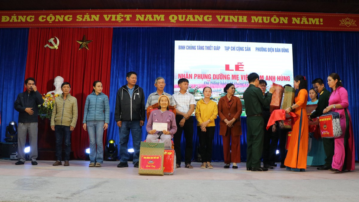 Binh chủng Tăng thiết giáp nhận phụng dưỡng 11 Mẹ Việt Nam Anh hùng- Ảnh 1.