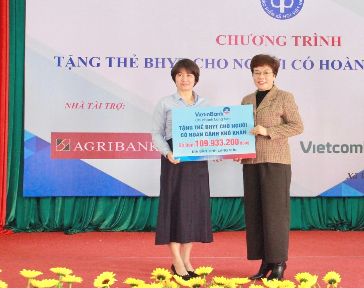 Hơn 2.300 người có hoàn cảnh khó khăn được tặng thẻ bảo hiểm y tế- Ảnh 1. Hơn 2.300 người có hoàn cảnh khó khăn được tặng thẻ bảo hiểm y tế- Ảnh 1.