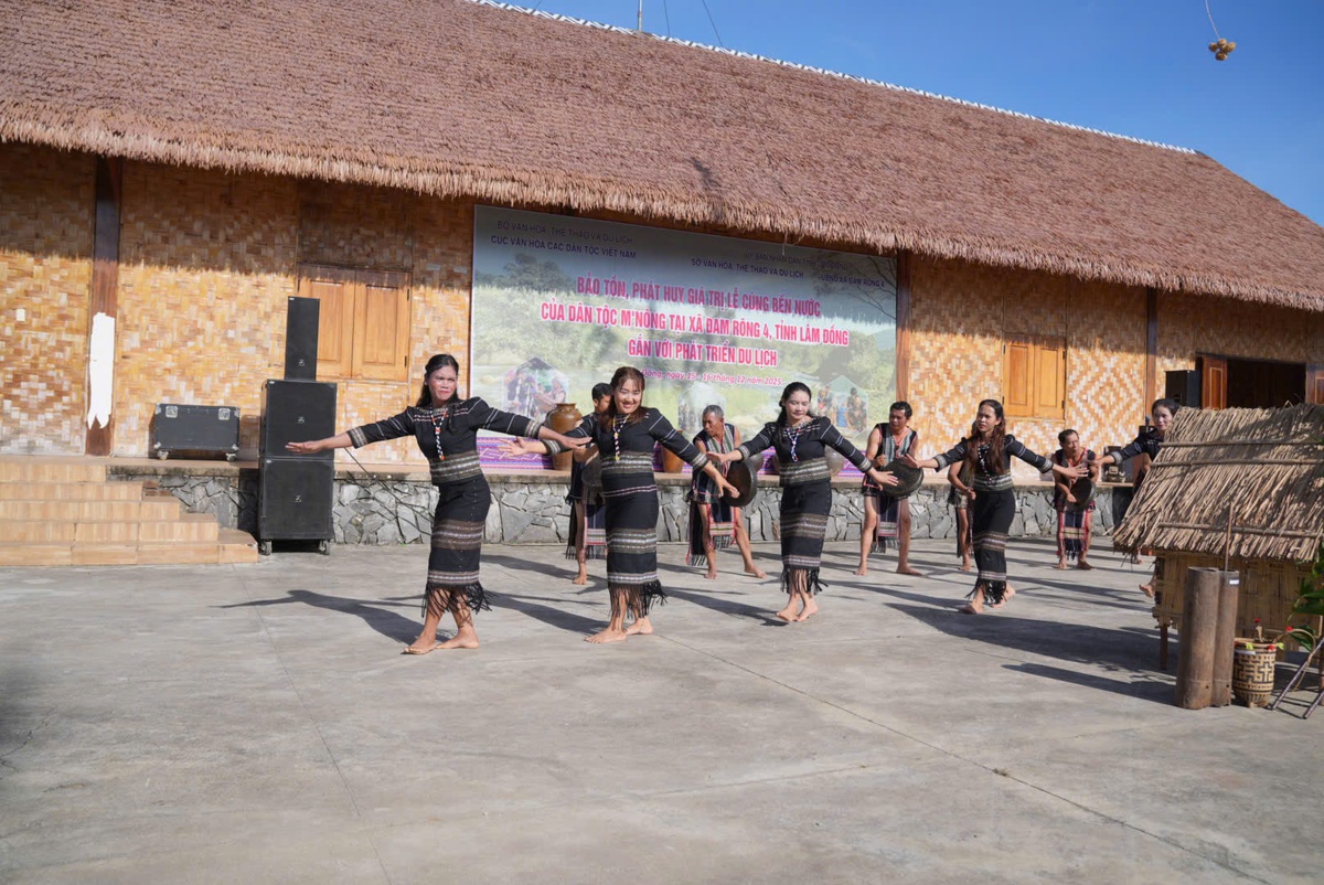 Các chị, em hoà cùng tiếng chiêng trong tiết mục văn nghệ trước Lễ cúng bến nước. Ảnh: Minh Tuấn