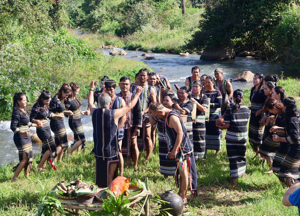 Lễ cúng bến nước được diễn ra trang trọng tại Suối Đạ Đòr, thôn Liêng Trang 1, xã Đam Rông 4 vào sáng 16/12. Ảnh: Hồ Lam