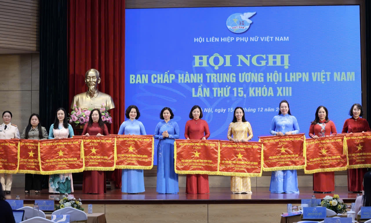 TƯ Hội LHPN Việt Nam trao Cờ thi đua và Bằng khen cho 35 tập thể có thành tích xuất sắc năm 2025- Ảnh 1.