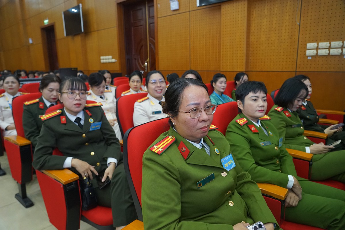 Phát động phong trào thi đua "Ba Nhất" trong toàn lực lượng phụ nữ Công an nhân dân- Ảnh 2.