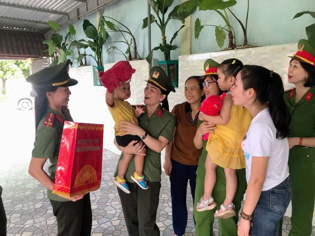 Phụ nữ Công an nhân dân: Dấu ấn trong bảo đảm an ninh con người và khát vọng chuyển mình thời kỳ mới- Ảnh 4.