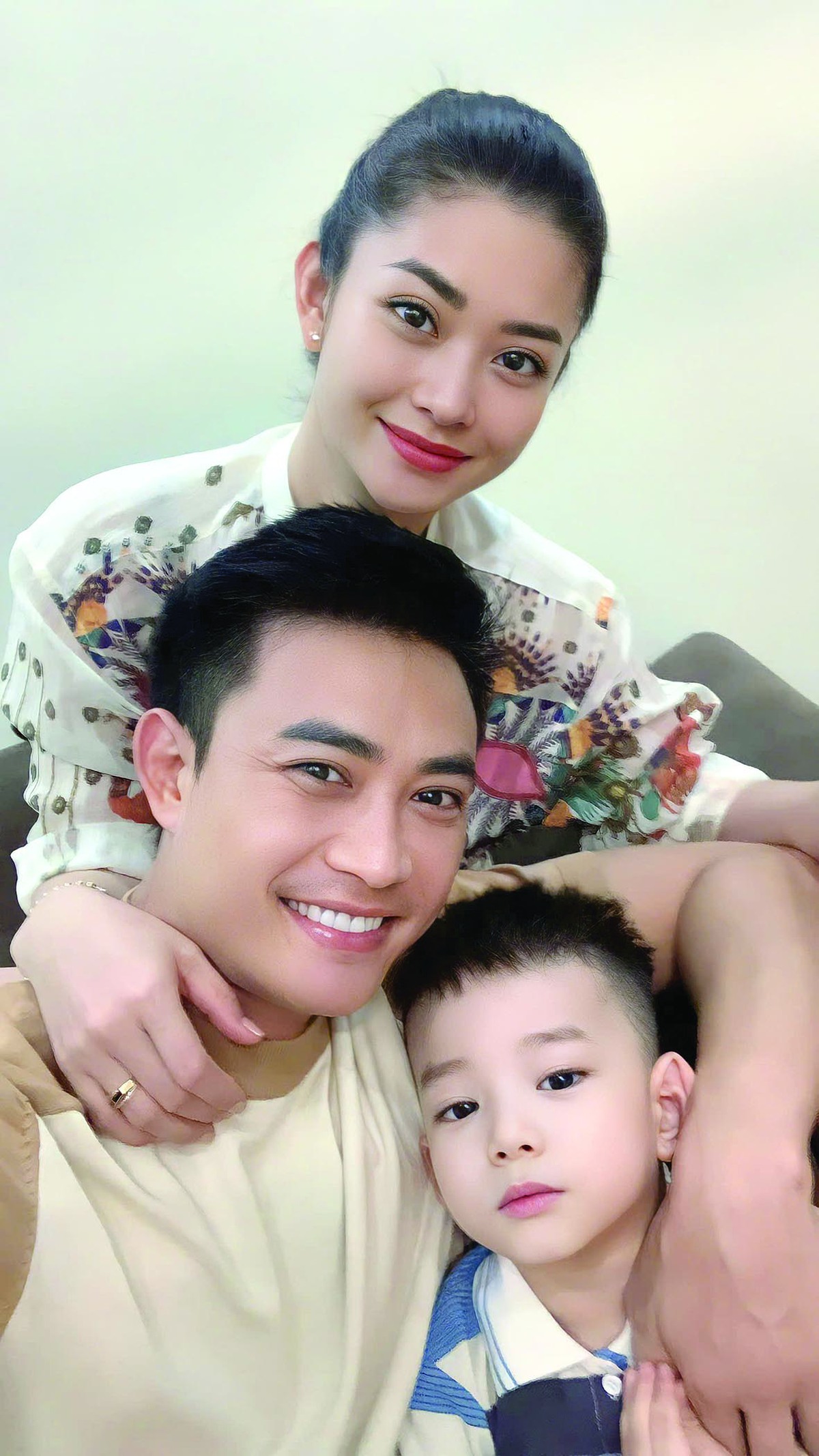 Vợ chồng diễn viên Tiến Lộc và con trai Vợ chồng diễn viên Tiến Lộc và con trai