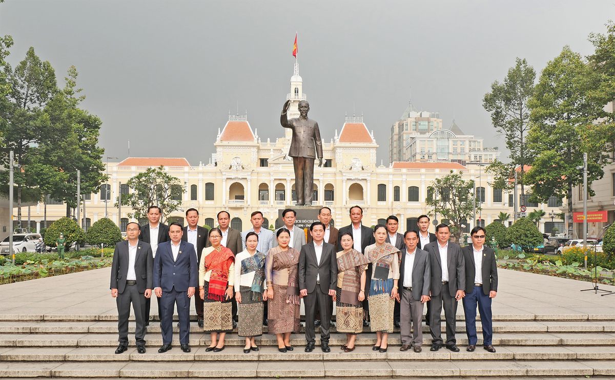 Đoàn đại biểu chính quyền tỉnh Hủa Phăn (Lào) dâng hoa tại Tượng đài Chủ tịch Hồ Chí Minh- Ảnh 4.