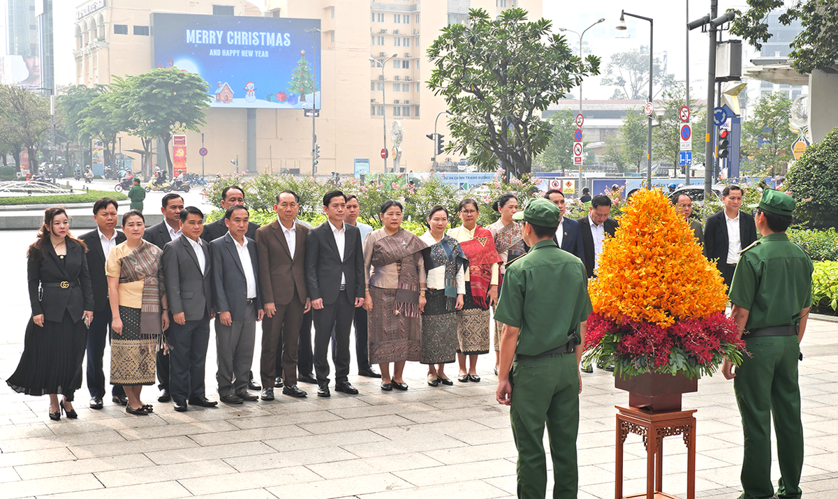 Đoàn đại biểu chính quyền tỉnh Hủa Phăn (Lào) dâng hoa tại Tượng đài Chủ tịch Hồ Chí Minh- Ảnh 2.
