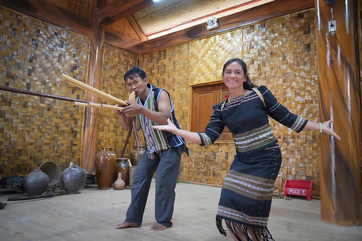 Chị Kră Jăn K’Luynh và chồng là anh Hót Ha Soan cùng là thành viên của CLB Cồng chiêng Liên Trang 1 Chị Kră Jăn K’Luynh và chồng là anh Hót Ha Soan cùng là thành viên của CLB Cồng chiêng Liên Trang 1