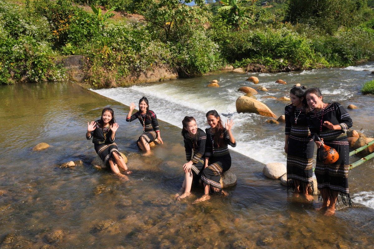 Các thiếu nữ M'Nông tại suối đầu nguồn sau buổi tái hiện nghi lễ Cúng bến nước Các thiếu nữ M'Nông tại suối đầu nguồn sau buổi tái hiện nghi lễ Cúng bến nước