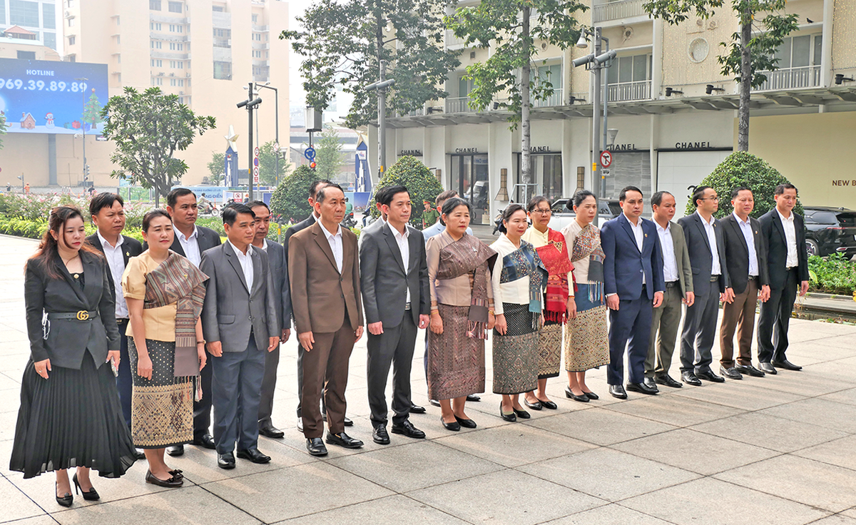 Đoàn đại biểu chính quyền tỉnh Hủa Phăn (Lào) dâng hoa tại Tượng đài Chủ tịch Hồ Chí Minh- Ảnh 3.