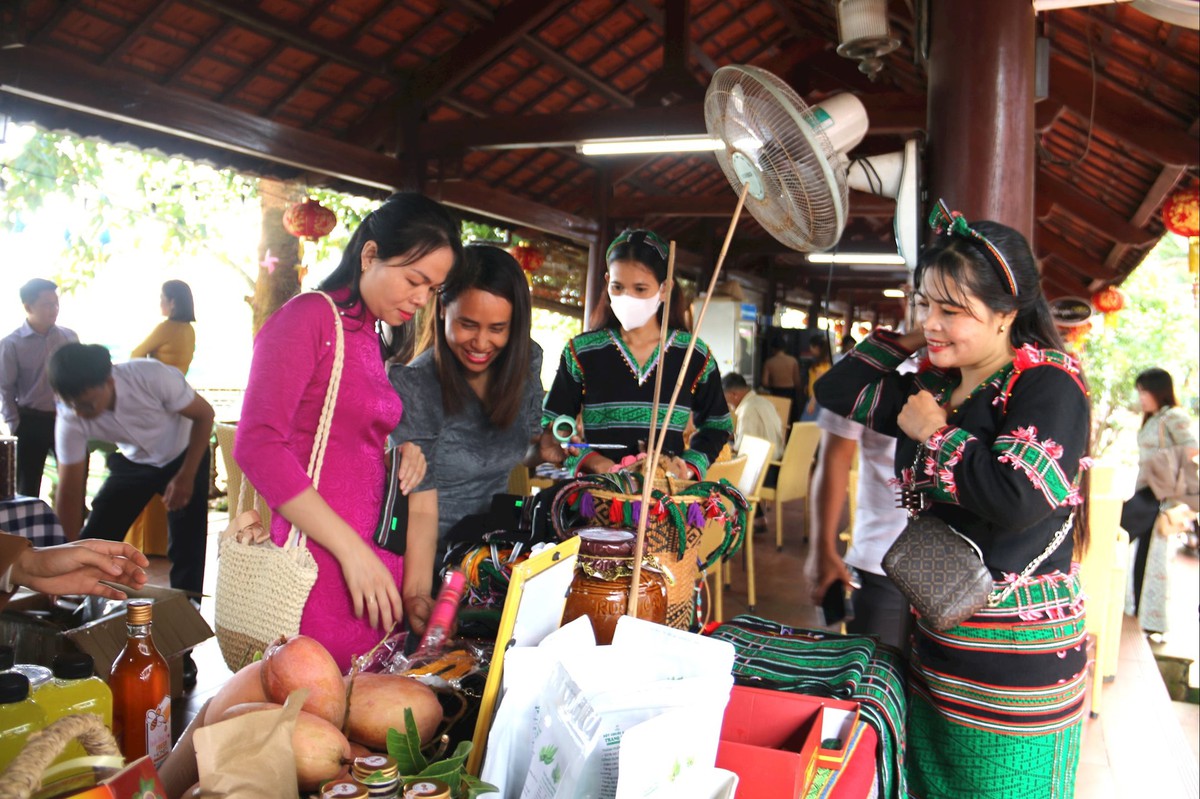 Nhiều rào cản với phụ nữ dân tộc thiểu số nâng cao quyền năng kinh tế- Ảnh 4.