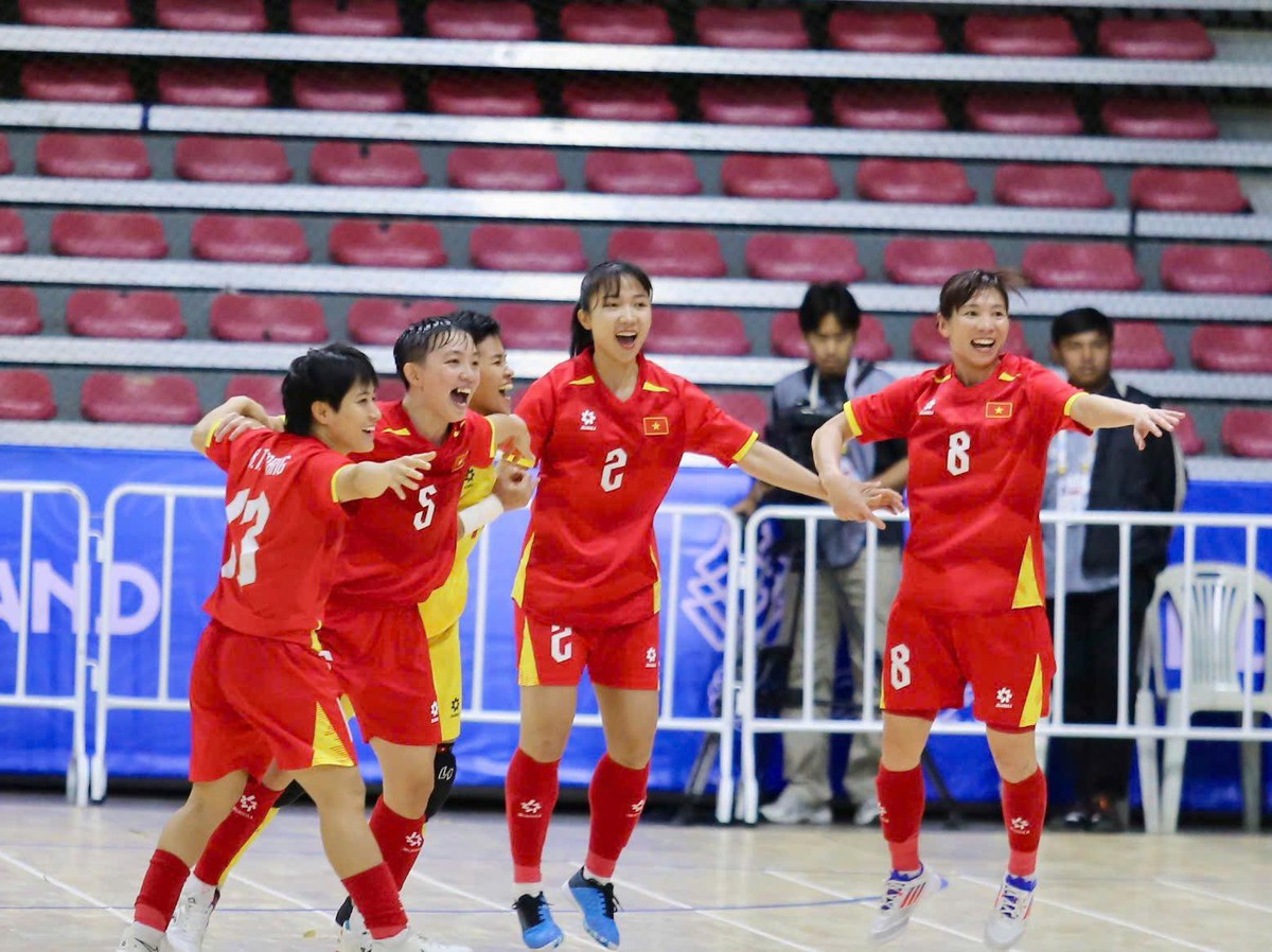 Đội tuyển futsal nữ Việt Nam giành Huy chương Vàng SEA Games 33- Ảnh 1.