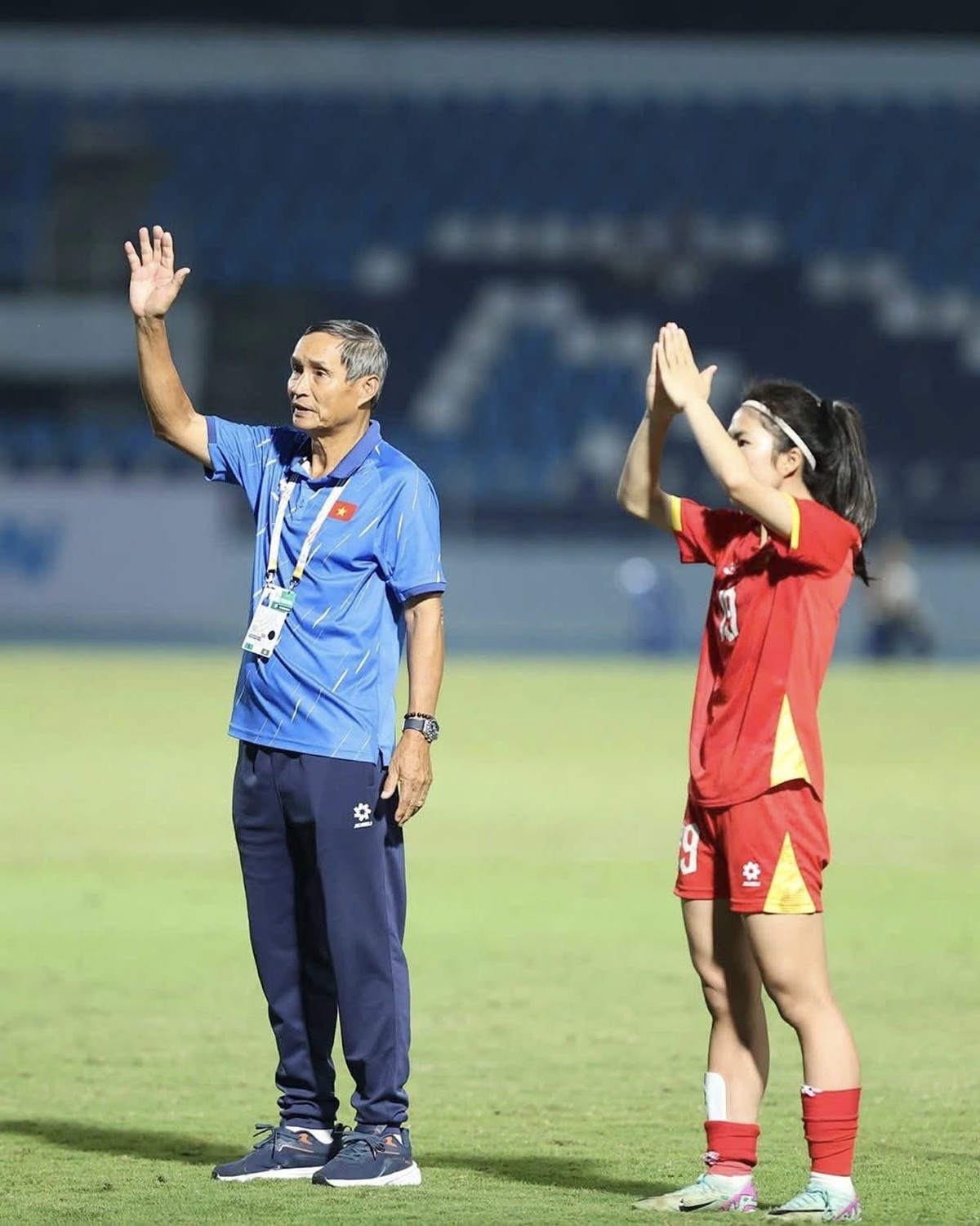 Đội tuyển bóng đá nữ Việt Nam tri ân HLV Mai Đức Chung, gửi lời cảm ơn người hâm mộ- Ảnh 8. Đội tuyển bóng đá nữ Việt Nam tri ân HLV Mai Đức Chung, gửi lời cảm ơn người hâm mộ- Ảnh 8.