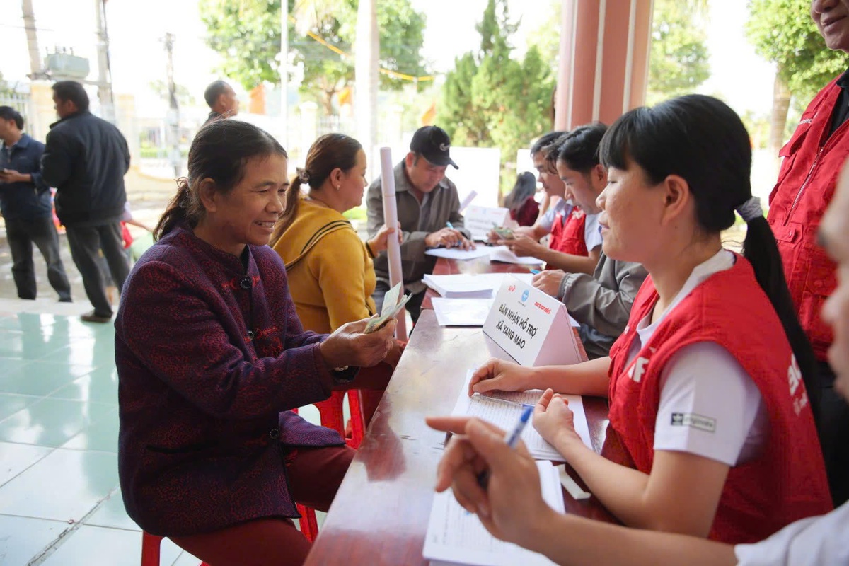 Trao hơn 1 tỷ đồng hỗ trợ người dân Đắk Lắk khắc phục hậu quả mưa lũ- Ảnh 2.