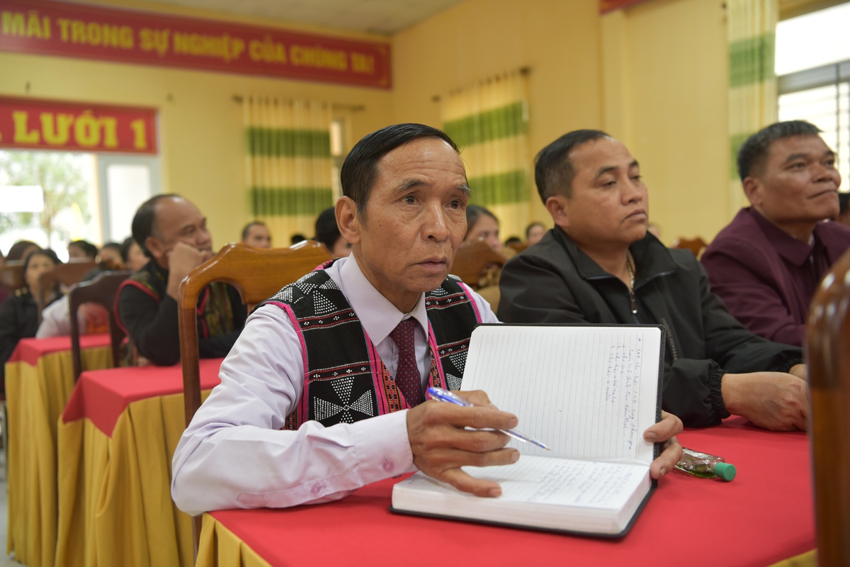 Người Pa Cô học lại nghi lễ tế thần nước: 