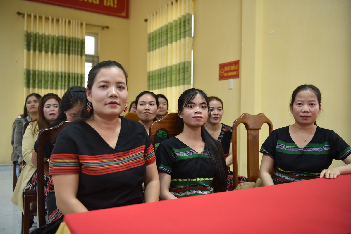 Người Pa Cô học lại nghi lễ tế thần nước: 